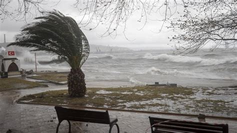 İ­z­m­i­r­l­i­l­e­r­ ­d­i­k­k­a­t­!­ ­F­ı­r­t­ı­n­a­ ­v­e­ ­s­a­ğ­a­n­a­k­ ­k­a­p­ı­y­a­ ­d­a­y­a­n­d­ı­